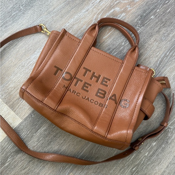 Marc Jacobs THE LEATHER SMALL TOTE BAG - Picture 2 of 16